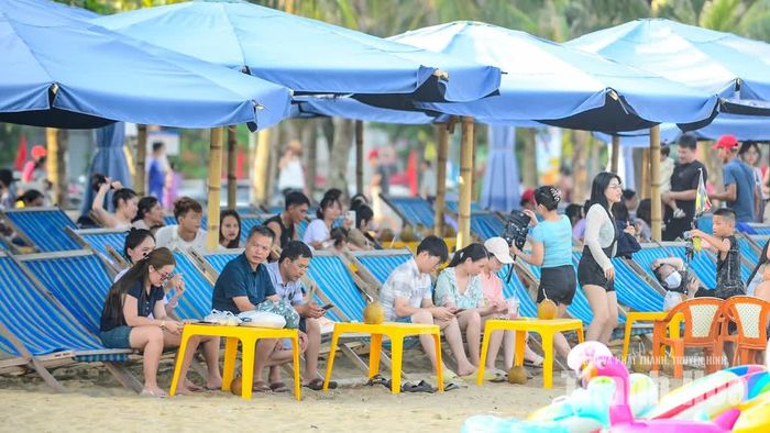 Nhờ những nỗ lực trong việc cải thiện chất lượng dịch vụ, hạn chế tình trạng chèo kéo, giá cả được niêm yết nên Sầm Sơn ngày càng tạo được thiện cảm trong lòng du khách.