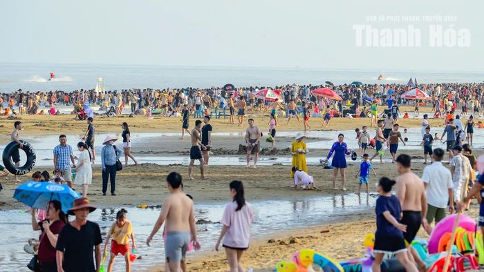 Tối 1/9, chương trình nghệ thuật “Thanh Hóa hòa nhịp cùng non sông” cùng màn pháo hoa kéo dài 15 phút sẽ được tổ chức tại 2 đầu cầu, trong đó có Quảng trường biển Sầm Sơn. Đây là một trong những sự kiện đặc sắc được du khách mong chờ khi về Sầm Sơn nghỉ dưỡng trong dịp lễ này.