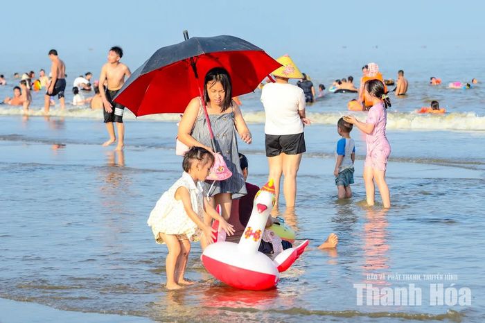 Bãi tắm B có bờ cát thoải, sóng êm, tập trung nhiều dịch vụ tiện ích nên thu hút rất đông các gia đình có trẻ nhỏ.