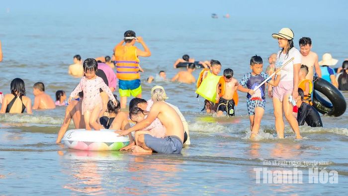 Chị Nguyễn Thị Hà Trang, du khách đến từ Hà Nội cho biết: “Sầm Sơn luôn là điểm đến yêu thích của gia đình tôi mỗi dịp nghỉ lễ. Ở đây bãi tắm đẹp, hải sản ngon, giá cả phải chăng nên rất phù hợp với các gia đình".