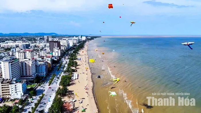 Các màn trình diễn diều từ trên cao tại festival.