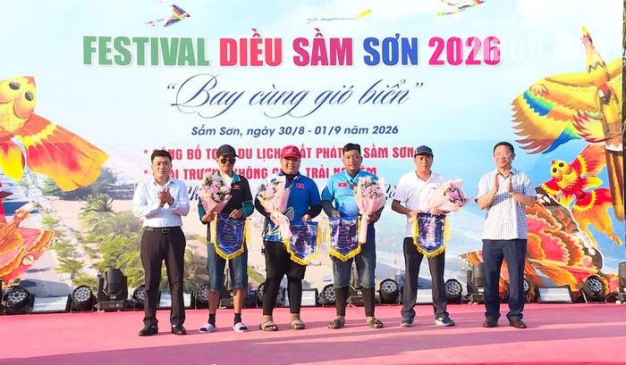 Kết thúc Festival Diều Sầm Sơn năm 2026, Ban Tổ chức trao cờ lưu niệm cho đại diện các câu lạc bộ tham dự.