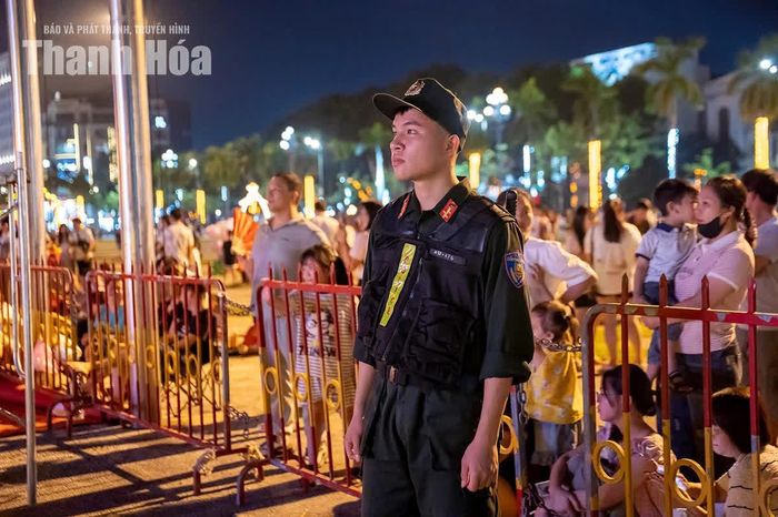Lượng người tập trung ngày càng đông tại Quảng trường Lam Sơn. Không khí chờ đợi trở nên náo nhiệt khi thời điểm chương trình bắt đầu đến gần, trong khi lực lượng an ninh được thắt chặt.