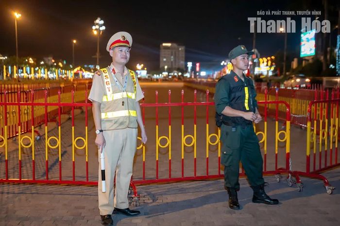 Ghi nhận tại Quảng trường Lam Sơn, các lực lượng chức năng được bố trí để phân luồng, điều tiết giao thông, đồng thời hướng dẫn người dân đến các vị trí đã được sắp xếp.