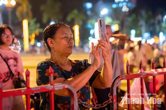 Nhiều người dân chia sẻ đây là dịp đặc biệt để được hòa vào không khí chào mừng Quốc Khánh và trực tiếp xem pháo hoa rực sáng trên bầu trời quê hương.