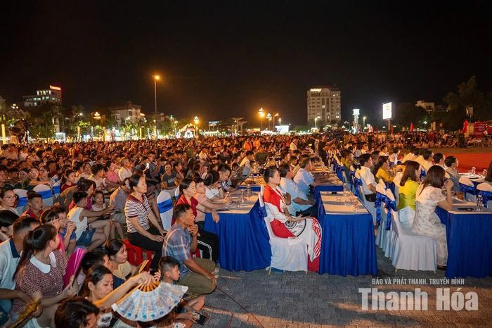 Hàng ngàn người cùng hướng ánh mắt về khu vực sân khấu thưởng thức Chương trình nghệ thuật “Thanh Hóa hòa nhịp cùng non sông”.