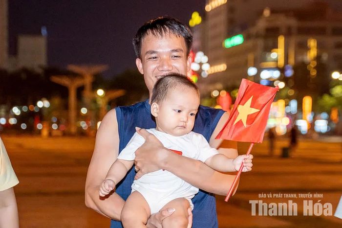Những gia đình cùng đưa con, cháu nhỏ hòa vào dòng người nô nức hướng về Quảng trường Lam Sơn. Trên tay nhiều em nhỏ, những lá cờ Tổ quốc đỏ thắm tung bay giữa dòng người.