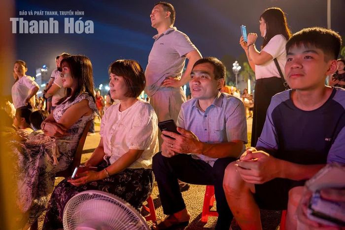 Khi lượng người tăng nhanh, nhiều khu vực quanh Quảng trường bắt đầu đầu đông dần lên, nhiều người dân tìm một vị trí thuận lợi để chờ chương trình nghệ thuật và màn pháo hoa.