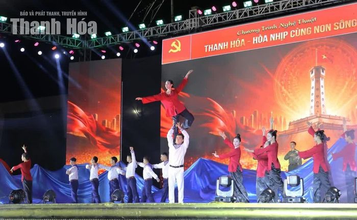 Tiết mục văn nghệ trong chương trình nghệ thuật “Thanh Hóa hòa nhịp cùng non sông” tại điểm cầu Quảng trường Lam Sơn.