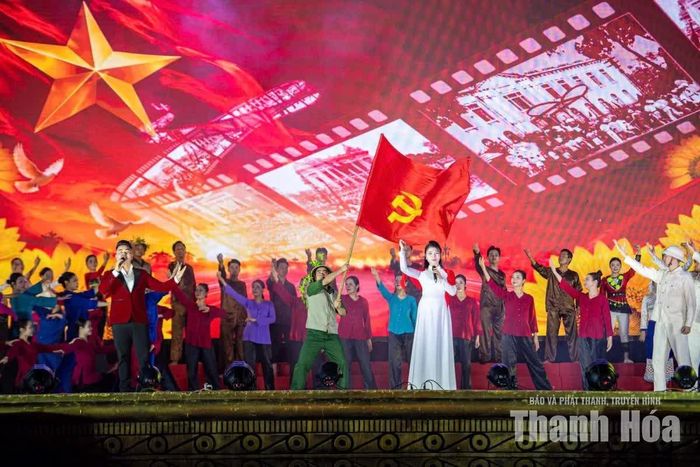 Tiết mục văn nghệ trong chương trình nghệ thuật “Thanh Hóa hòa nhịp cùng non sông” tại điểm cầu Quảng trường Lam Sơn.