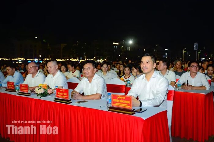 Đồng chí Nguyễn Hồng Phong, Ủy viên dự khuyết Trung ương Đảng, Phó Bí thư Thường trực Tỉnh ủy, Chủ tịch HĐND tỉnh Thanh Hoá cùng các đại biểu tham dự chương trình tại điểm cầu Sầm Sơn. Ảnh: Hoàng Đông