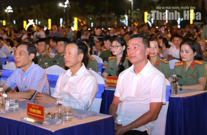 Chủ tịch UBND tỉnh Tô Anh Dũng cùng các đồng chí Phó Chủ tịch UBND tỉnh và đại biểu dự chương trình tại điểm cầu Quảng trường Lam Sơn.