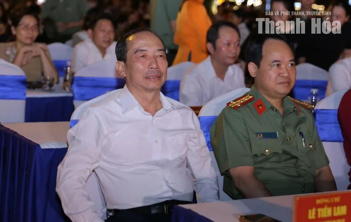 Phó Chủ tịch Thường trực HĐND tỉnh Lê Tiến Lam cùng các đại biểu dự chương trình tại điểm cầu Quảng trường Lam Sơn.