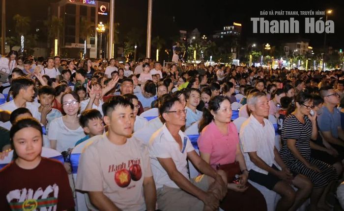 Đông đảo người dân tham dự tại điểm cầu Quảng trường Lam Sơn.