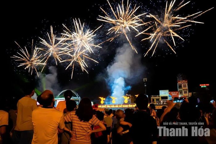 Màn bắn pháo hoa cuối chương trình tại Quảng trường Lam Sơn đã để lại nhiều dấu ấn đậm nét trong lòng Nhân dân và du khách. Ảnh: Hoàng Sơn.