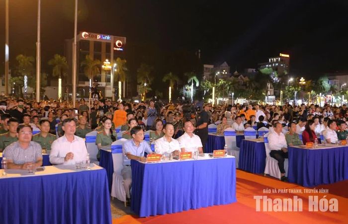 Các đại biểu cùng đông đảo Nhân dân dự chương trình tại điểm cầu Quảng trường Lam Sơn.