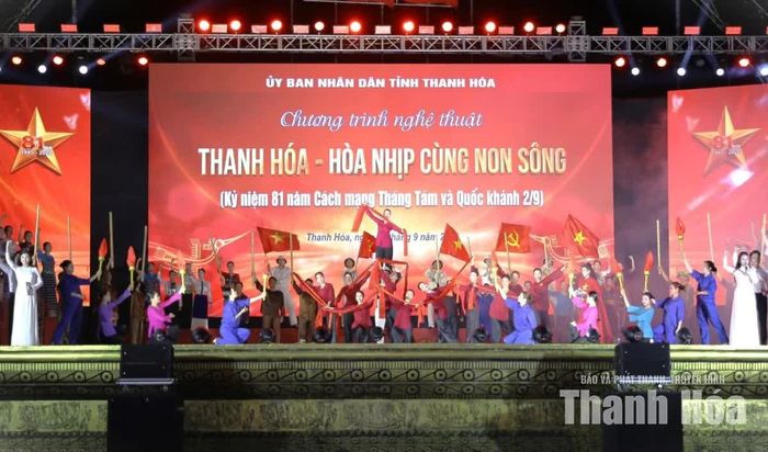 Một tiết mục văn nghệ trong chương trình nghệ thuật “Thanh Hóa hòa nhịp cùng non sông” tại điểm cầu Quảng trường Lam Sơn.
