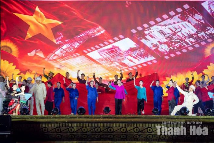 Tiết mục văn nghệ trong chương trình nghệ thuật “Thanh Hóa hòa nhịp cùng non sông” tại điểm cầu Quảng trường Lam Sơn.
