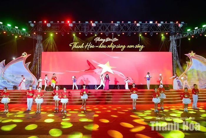 Các tiết mục văn nghệ trong chương trình nghệ thuật “Thanh Hóa hòa nhịp cùng non sông” tại điểm cầu Quàng trường biển Sầm Sơn. Ảnh: Hoàng Đông