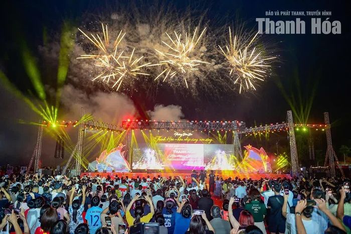 Màn pháo hoa tại Quảng trường biển Sầm Sơn. Ảnh: Hoàng Đông