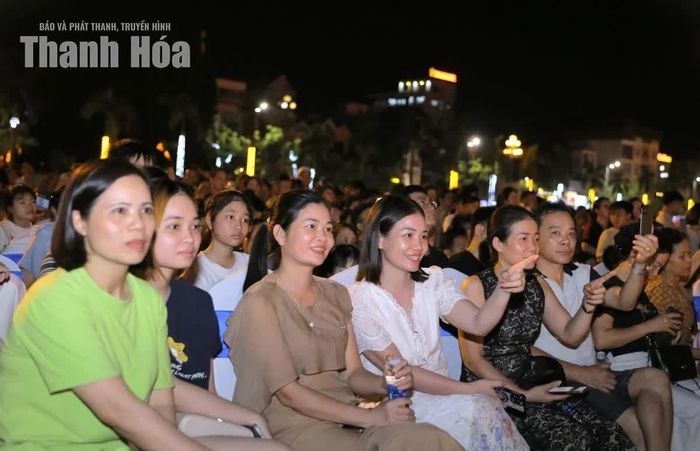 Đông đảo người dân tham dự tại điểm cầu Quảng trường Lam Sơn.
