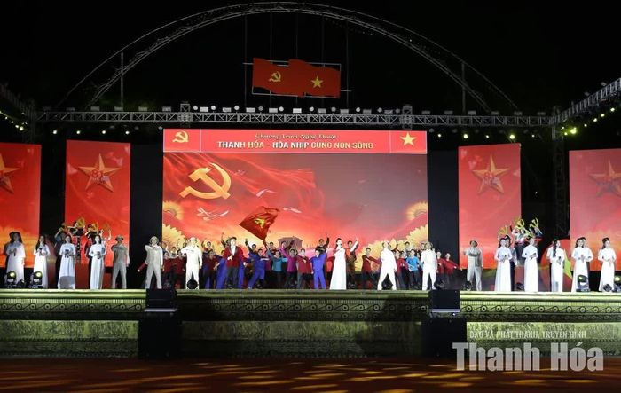 Tiết mục văn nghệ trong chương trình nghệ thuật “Thanh Hóa hòa nhịp cùng non sông” tại điểm cầu Quảng trường Lam Sơn.