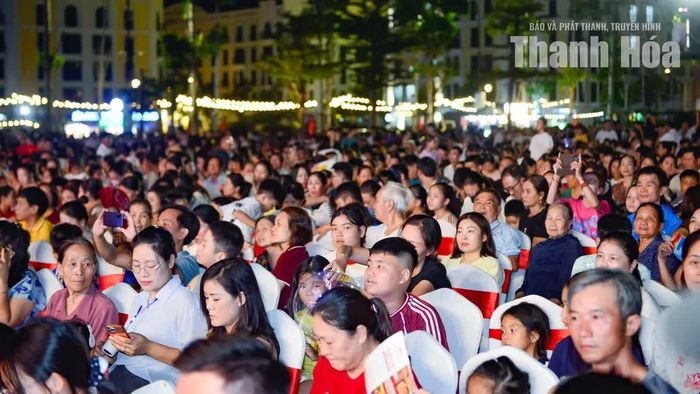 Khi những giai điệu đầu tiên vang lên, hàng nghìn khán giả cùng hướng mắt về sân khấu, hòa chung nhịp cảm xúc của đêm nghệ thuật.
