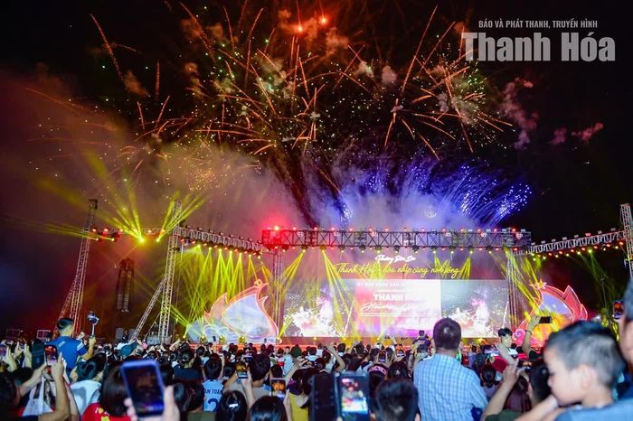 Pháo hoa bung nở trên nền trời đêm, phản chiếu xuống không gian quảng trường, tạo nên khung cảnh lung linh, rực rỡ sắc màu trên bầu trời đêm Sầm Sơn.