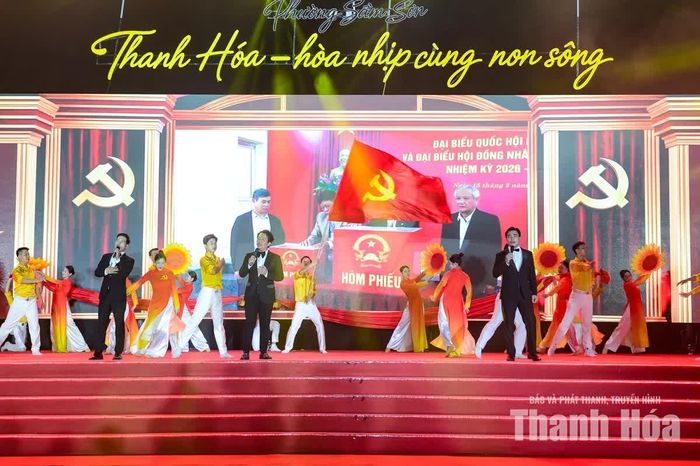 Những tiết mục nghệ thuật giàu màu sắc góp phần khuấy động không khí, mang đến cho người dân và du khách một đêm thưởng thức nghệ thuật đáng nhớ.