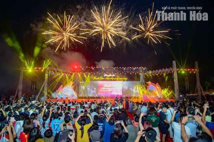 Đúng 21h15, bầu trời Sầm Sơn bừng sáng bởi những chùm pháo hoa nghệ thuật, mang đến niềm vui và sự phấn khởi cho đông đảo người dân, du khách.