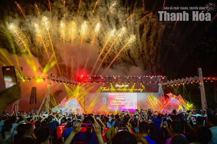 Pháo hoa khép lại màn trình diễn, nhưng niềm vui vẫn còn trên gương mặt người dân và du khách. Từ âm nhạc đến pháo hoa, từ sân khấu đến quảng trường, tất cả cùng hòa chung một nhịp cảm xúc, tạo nên đêm hội sôi động, phấn khởi.