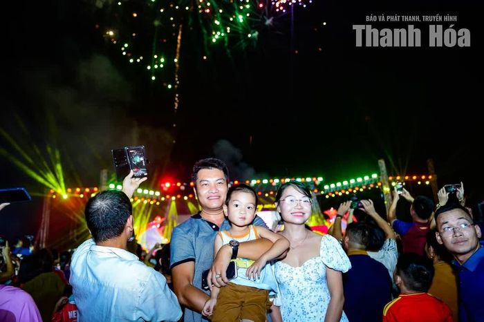 Những nụ cười rạng rỡ của người dân và du khách cho thấy sức hút của chương trình trong đêm trước thềm Quốc khánh 2/9.