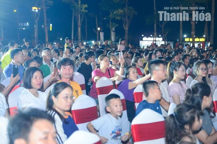 Không chỉ thưởng thức nghệ thuật, nhiều khán giả còn tranh thủ dùng điện thoại ghi lại từng khoảnh khắc, để lưu giữ những hình ảnh đẹp.