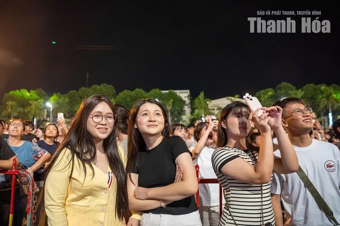 Nhiều người dân hào hứng ghi lại những khoảnh khắc đáng nhớ tại Quảng trường Lam Sơn trong đêm 1/9.