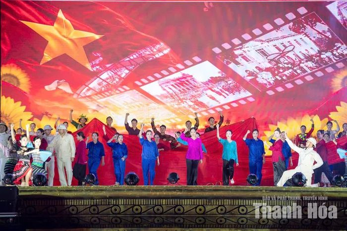 Trên sân khấu, lịch sử được kể bằng âm nhạc, ánh sáng, những bước chân và cảm xúc của người nghệ sĩ với niềm tự hào khi quê hương đất nước, ngày càng giàu đẹp hơn.