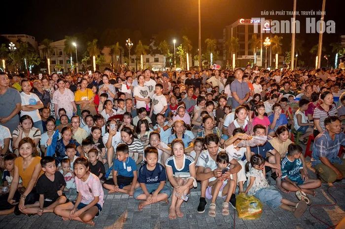 Hàng ngàn người dân theo dõi Chương trình nghệ thuật “Thanh Hóa hòa nhịp cùng non sông” tại Quảng trường Lam Sơn với niềm vui, niềm tự hào dân tộc.