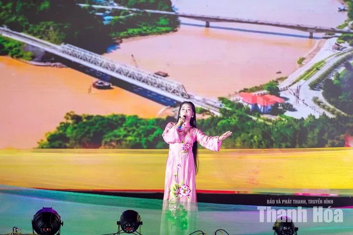 “Sắc màu xứ Thanh” hiện lên trên sân khấu với những nét văn hóa đặc trưng...