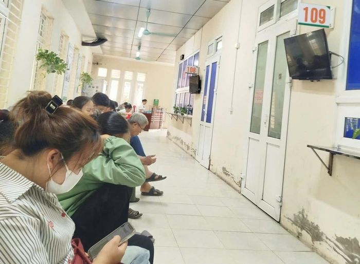 Làm thủ rục khám chữa bệnh bảo hiểm y tế. Thu Hằng.