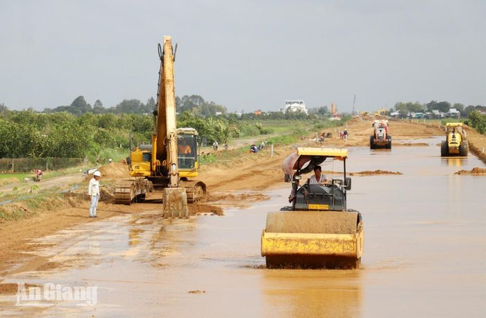 Công nhân lu rèn nền cát khi đã dỡ tải.