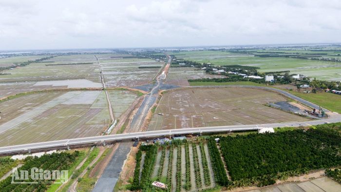 Trong 4 gói thầu dự án cao tốc Châu Đốc - Cần Thơ - Sóc Trăng giai đoạn 1, đoạn qua địa bàn tỉnh An Giang chỉ có gói thầu 43 do Công ty Cổ phần Đầu tư và Giao thông Phương Thành đảm nhận đang chậm tiến độ, chỉ mới đạt 75,68%, chậm 0,23% kế hoạch được giao.