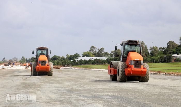 Đội thi công gói thầu 43 đang huy động phương tiện, máy móc và “tăng ca, tăng kíp” thi công cả những ngày nghỉ lễ để bù tiến độ.