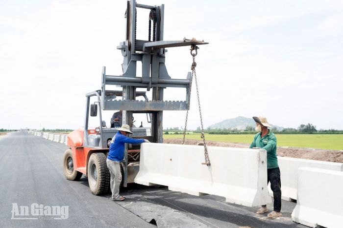 Công nhân lắp đặt hệ thống dải phân cách.