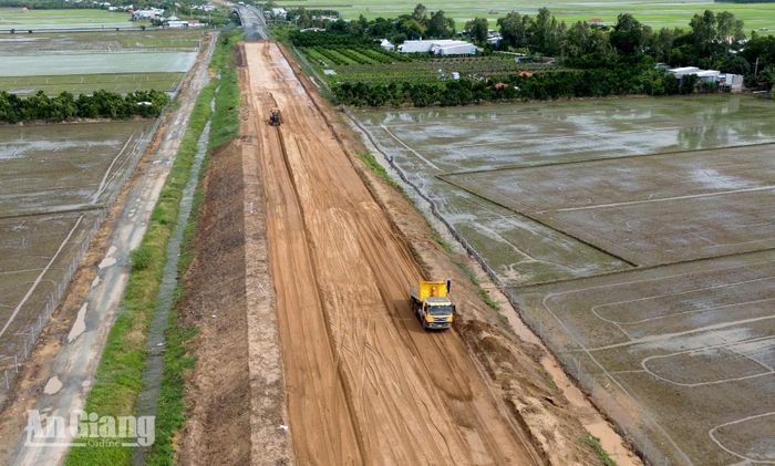 Hiện toàn tuyến dài khoảng 7km của gói thầu 43 vẫn chưa thảm nhựa mặt đường.