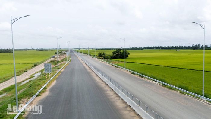 Dù tiến độ thi công gói thầu đang vượt kế hoạch đề ra, đơn vị vẫn quyết liệt thi công xuyên lễ, làm cả ban đêm, để sớm hoàn thành dự án, đảm bảo chất lượng, an toàn.