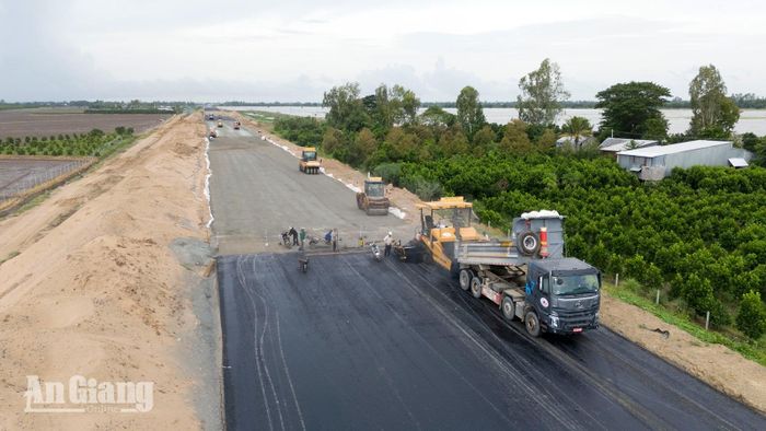 Tại gói thầu 42, do Tổng Công ty Xây dựng Trường Sơn - đơn vị đảm nhận thi công, hàng chục thiết bị, xe cơ giới cùng hàng trăm kỹ sư, công nhân đang tất bật thi công các hạng mục được giao.