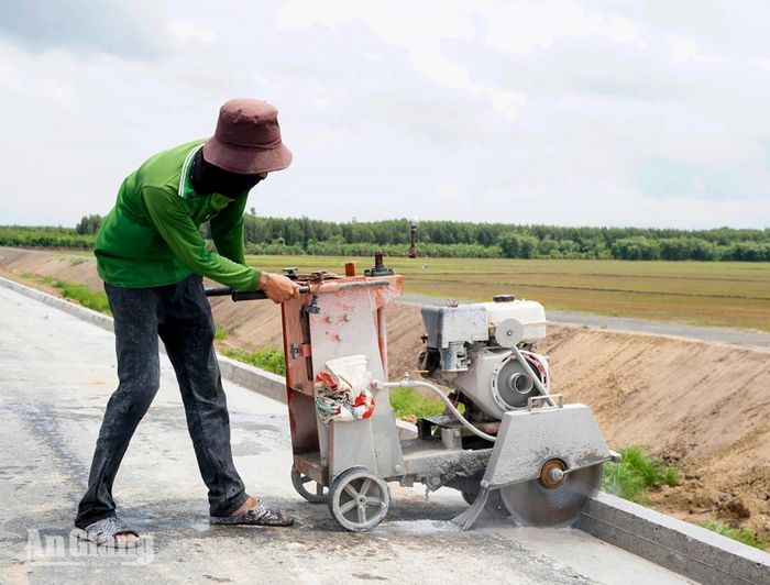 Tranh thủ thời tiết thuận lợi, nhà thầu tập trung tăng ca làm ngày làm đêm, đẩy nhanh việc làm nền đường tại các vị trí đã dỡ tải để sẵn sàng thảm bê tông nhựa.