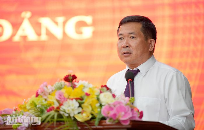 Phó Bí thư Tỉnh ủy An Giang, Bí thư Đảng ủy đặc khu Phú Quốc Đinh Văn Nơi phát biểu tại buổi lễ.