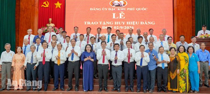 Các đại biểu dự lễ chụp ảnh lưu niệm.