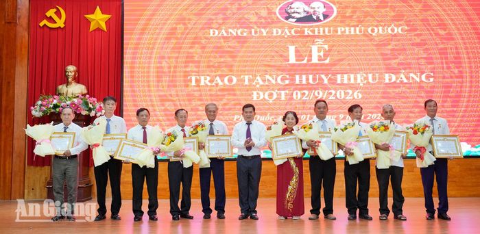 Phó Bí thư Tỉnh ủy An Giang, Bí thư Đảng ủy đặc khu Phú Quốc Đinh Văn Nơi trao Huy hiệu 40 năm tuổi Đảng cho các đảng viên cao niên.