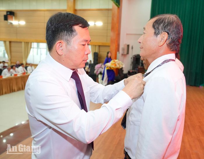 Phó Bí thư Tỉnh ủy An Giang, Bí thư Đảng ủy đặc khu Phú Quốc Đinh Văn Nơi trao Huy hiệu 40 năm tuổi Đảng cho các đảng viên cao niên.